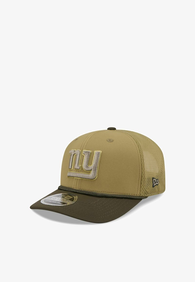 Khaki Baseballkappe mit Netzrücken, gesticktem "ny"-Logo in hellbeige, gebogenem Schirm und schwarzem New Era-Logo an der Seite.