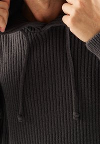 Dunkelgrauer, gerippter Kapuzenpullover aus strukturiertem Stoff, mit einer Kordel am Ausschnitt und einem lässigen Schnitt.