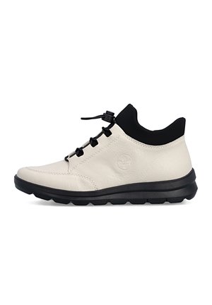 Baskets en cuir beige avec col rembourré noir, semelle noire, lacets rapides noirs et logo latéral discret, vues du côté gauche.