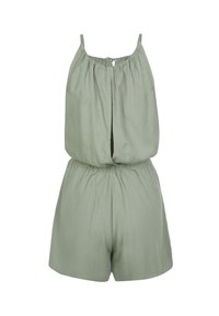 Combinaison courte sans manches de couleur vert sauge avec des bretelles spaghetti, une taille froncée et un détail noué à l'avant de l'ouverture supérieure.