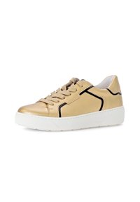 Goldene metallische Sneakers mit weißer Gummisohle, schwarzen Akzenten und passenden Schnürsenkeln. Glatte Textur und runde Zehenform.