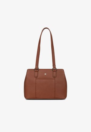 Sac fourre-tout en cuir marron avec deux longues poignées, surface texturée, poche avant et un détail en métal circulaire au centre.