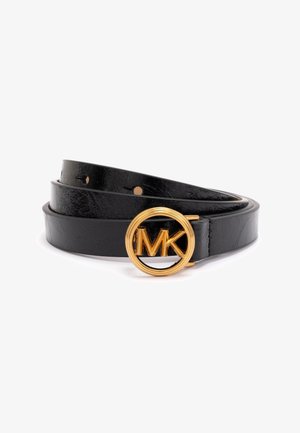 Ceinture en cuir noir enroulée avec une boucle circulaire dorée présentant les lettres M et K à l'intérieur du cercle.