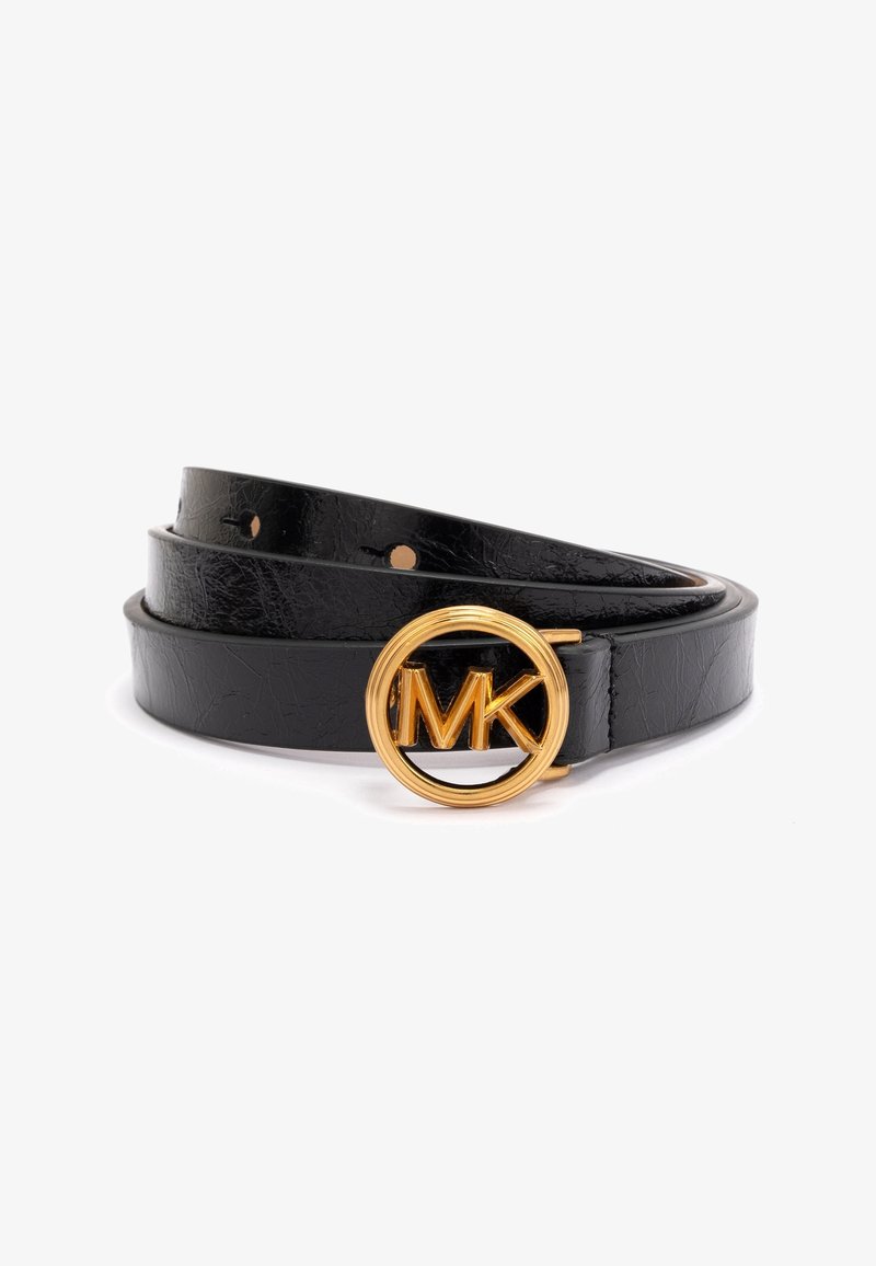 Ceinture en cuir noir enroulée avec une boucle circulaire dorée présentant les lettres M et K à l'intérieur du cercle.