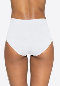 Mutande bianche a vita alta realizzate in tessuto morbido e elasticizzato. Presentano una texture liscia e linee pulite senza cuciture visibili.