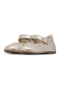 Zapatos de cuero metálico dorado con punta redonda, bordes festoneados y una sola correa con cierre de botón. Suelas planas para mayor comodidad.