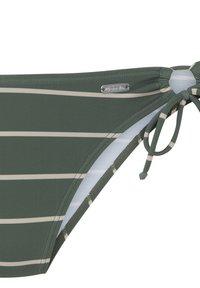 Grüner und beiger gestreifter Bikiniunterteil mit seitlichen Bändern, aus glattem Stoff, mit einem metallischen Logo-Akzent.