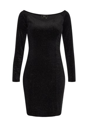 Vestido de terciopelo negro con escote off-the-shoulder, mangas largas y un patrón de diamantes con sutiles acentos metálicos en todo el diseño.