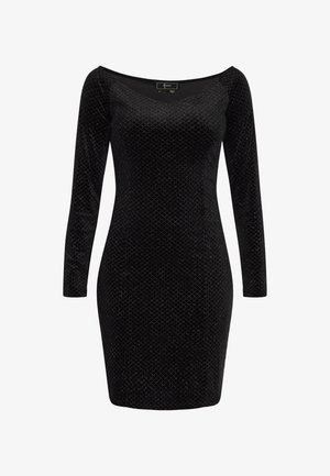 Abito nero in velluto con scollo off-the-shoulder, maniche lunghe e motivo a diamante con sottili accenti metallici in tutto il capo.