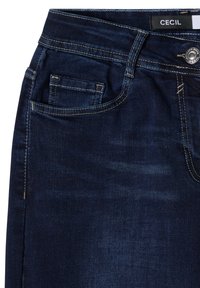 Jean en denim bleu foncé vue de face montrant le bouton, les détails des coutures, la poche avant et la petite poche à monnaie avec l'étiquette de la marque "CECIL."