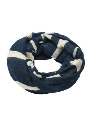 Granatowy szal infinity z szerokimi białymi paskami, wykonany z miękkiego materiału z lekko postrzępioną krawędzią, ułożony w okrągłą pętlę.