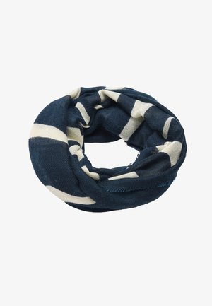 Granatowy szal infinity z szerokimi białymi paskami, wykonany z miękkiego materiału z lekko postrzępioną krawędzią, ułożony w okrągłą pętlę.