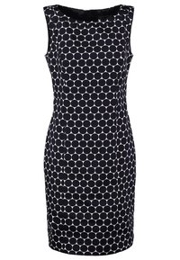 Robe noire sans manches longueur genou avec une silhouette ajustée, présentant un grand motif à pois blancs sur toute la surface.