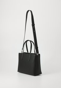 Borsa a tracolla nera in pelle con manici doppi, tracolla regolabile, forma rettangolare, superficie liscia e chiusura con zip nella parte superiore.