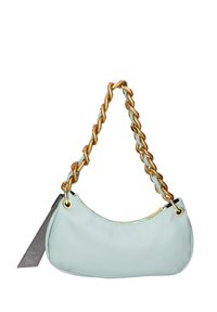 Borsa a mano in pelle di colore azzurro chiaro con forma curva e manico a catena dorata. Presenta una chiusura con zip e un'etichetta grigia attaccata.
