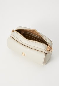 Tommy Hilfiger DISTINCT CAMERA BAG - Cross body bag - classic beige