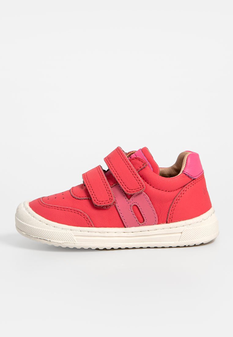 Rote Leder-Sneaker mit pinken Akzenten, ausgestattet mit zwei Klettverschlüssen, einer strukturierten weißen Gummisohle und Belüftungsöffnungen an der Zehenpartie für Atmungsaktivität.