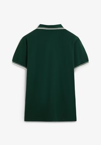 Polo de color verde oscuro con un cuello clásico, mangas cortas y acentos de rayas blancas en el cuello y las mangas. Textura de tejido suave.
