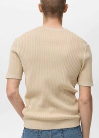 Beige ribbade knitte kortermet genser med rund hals og rullede mansjetter, med teksturert stoff og en tettsittende silhuett.