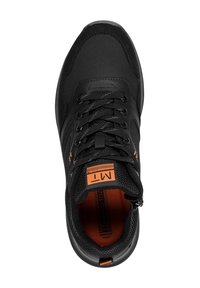 Sneaker nera con tomaia testurizzata, dotata di accenti arancioni, lacci piatti e colletto imbottito. La soletta presenta un motivo arancione in contrasto.