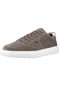 Sneaker in suede grigio con suola in gomma bianca, dotato di lacci rotondi, strisce rosse accentate e un logo vicino alla linguetta.