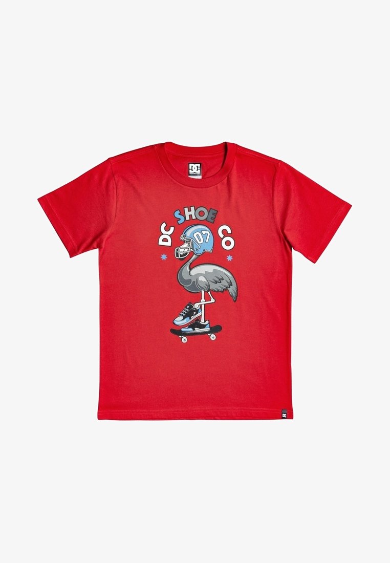 Rotes T-Shirt mit einer Grafik eines Vogels, der einen blauen Footballhelm und Turnschuhe trägt und ein Skateboard fährt, mit dem Text "DC SHOE CO" darüber.