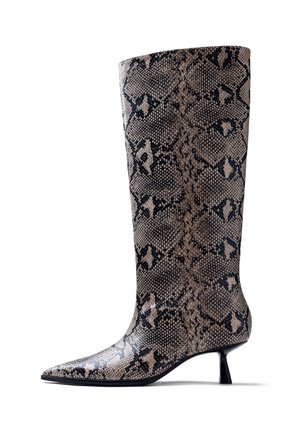 Stivale al ginocchio con punta appuntita e tacco basso nero kitten, con motivo in pelle di serpente marrone e nero su materiale liscio.