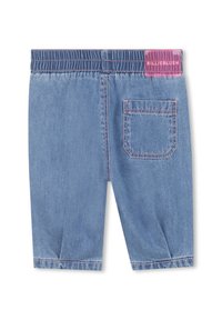 Denim šortai su šviesiai mėlynu atspalviu, elastinga juosmens juosta ir užpakaliniu kišu, kuriame yra rožinė siuvinėjimo detalė. Ant juosmens etiketės užrašyta "BILLIEBLUSH."