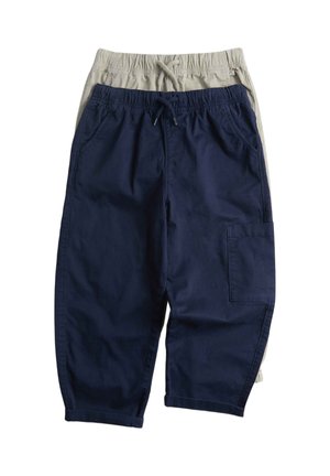 Due paia di pantaloni corti cargo per bambini, uno blu navy con una tasca laterale e uno beige, entrambi con vita elasticizzata e coulisse.