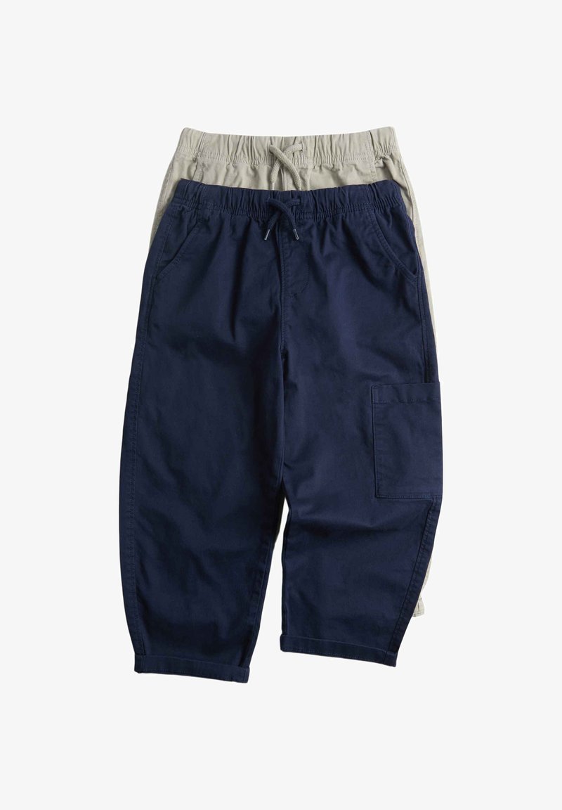 Dos pares de pantalones cargo recortados para niños, uno azul marino con un bolsillo lateral y otro beige, ambos con cintura elástica y cordones ajustables.