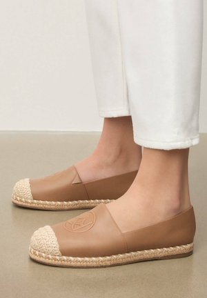 Barna bőrből készült espadrille cipők fonott juta orr-résszel, kiemelt logó részlettel, lapos talppal és minimalista nyitott kialakítással.