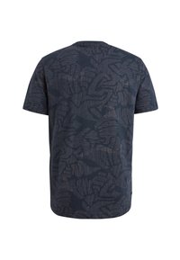 Camiseta de manga corta azul marino con un patrón abstracto texturizado y líneas más claras en contraste. Diseño clásico de cuello redondo, corte relajado.
