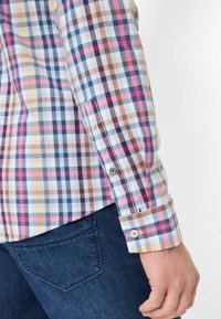 Multicolor geblokt overhemd met tinten blauw, roze, geel en bruin. Gemaakt van katoen met knoopmanchetten en een slim-fit ontwerp.
