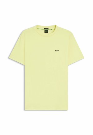 Hellgelbes T-Shirt mit kurzen Ärmeln, auf der oberen linken Brust mit kleinem schwarzen "BOSS"-Logo und Rundhalsausschnitt.