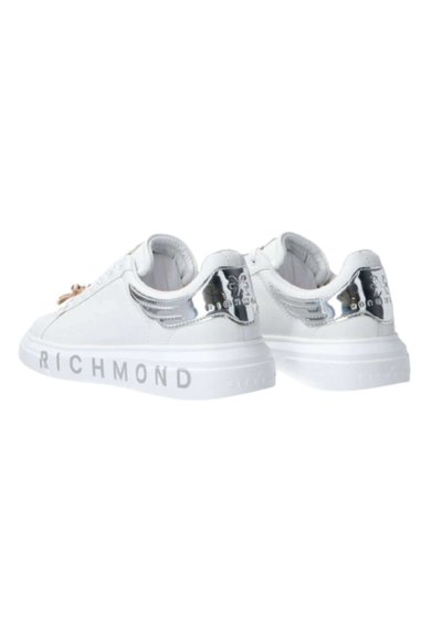 Sneaker bianche con una finitura in pelle liscia, dettagli metallici argento sul tallone e la scritta "RICHMOND" stampata di lato in grigio.