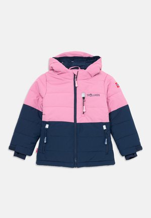 Veste rembourrée avec une partie supérieure rose et une partie inférieure marine. Comprend une capuche, une fermeture éclair à l'avant et deux poches latérales.