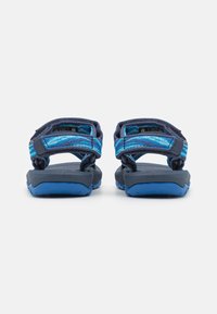 Marineblå åpne sandaler med justerbare stropper, teksturert stoff og en solid gummisåle for godt grep og komfort.