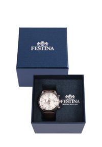 Reloj plateado con esfera blanca, correa de cuero marrón y características de cronógrafo, exhibido dentro de una caja azul marino con un logo.