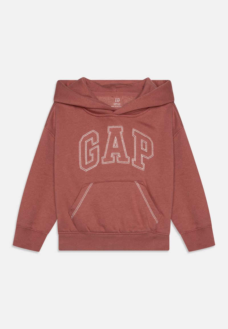 Hettegenser, terrakottafarge, med frontlomme, ribbestrikkede mansjetter og "GAP"-logo i hvit kontursting. Myk stofftekstur.
