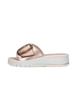 Sandalo a ciabatta in oro rosa metallico con grande cinturino con fibbia e suola platform bianca spessa.