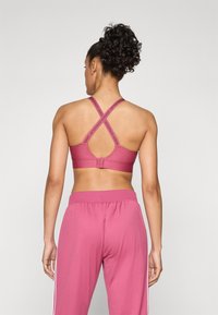 Under Armour INFINITY MID BRA - Športni modrček s srednjo podporo - fuchsia dusk/dark maroon