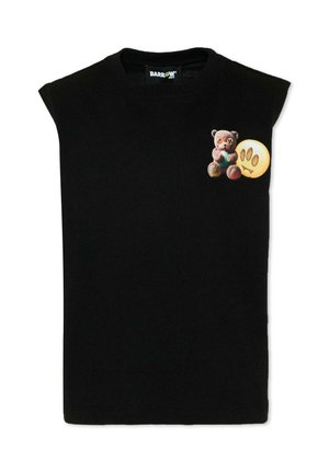 Zwart mouwloos kinderhemd met een kleine afbeelding van een gestikte teddybeer die een gele cirkel met een pootafdruk vasthoudt op de borst.