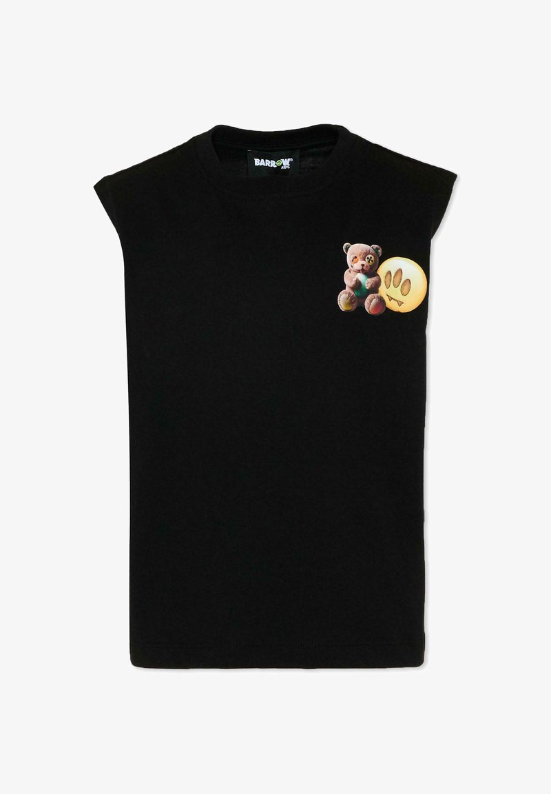 Camiseta negra sin mangas para niños con un pequeño gráfico de un osito de peluche cosido sosteniendo un círculo de huella amarilla en el pecho.