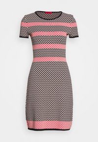 Kurzarmkleid aus Stretchmaterial, mit einem geometrischen Muster in Schwarz und Hellrosa, verziert mit horizontalen Korallenstreifen am Saum.