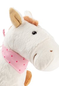 Giocattolo a forma di cavallo in peluche con pelo bianco, dettagli marroni e un bandana rosa a pois. Presenta occhi ricamati e orecchie morbide e testurizzate.