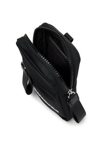 Čierna nylonová crossbody taška s otvorom na zips, s hladkou textúrou a vonkajšou prednou kapsou. Nastaviteľný popruh pre pohodlie.