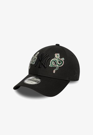 Gorra de béisbol negra con diseños de dragones bordados en verde y rojo, y un destacado logo negro de 'NY' en la parte frontal, con una correa ajustable.