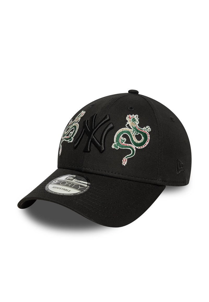 Svart baseballcaps med broderte grønne og røde drage design, og en fremtredende svart 'NY' logo på forsiden, med en justerbar stropp.
