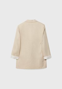 Lichtbeige blazer met een getailleerde pasvorm, voorzien van een notch-kraag en opgerolde mouwen met een gestreept accent op de manchetten.