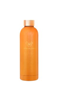 Pomarańczowa stal nierdzewna butelka na wodę z błyszczącym wykończeniem i błyszczącą teksturą, z złotym logo i gładką, zaokrągloną formą.